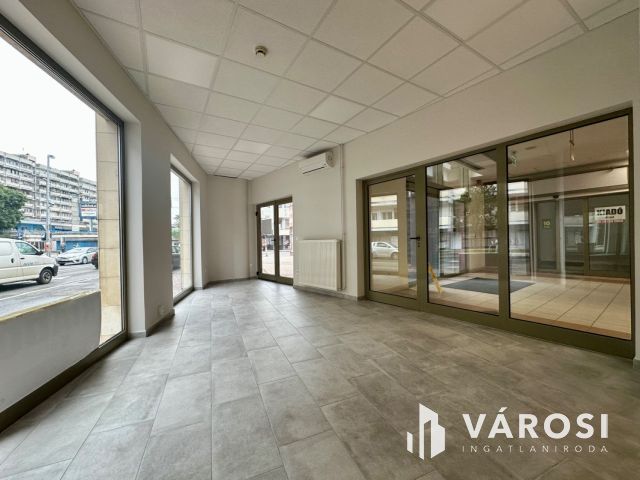 Salgó Center földszintjén, utcai bejáratos üzlet kiadó!