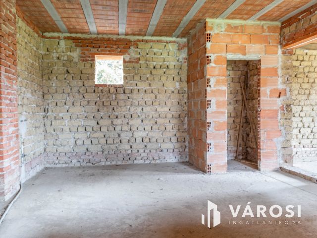 Tágas otthon lehetősége Újiráz központjában