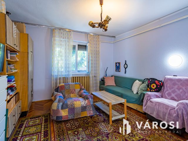 Ikerházfél, takaros kerttel Óbudán