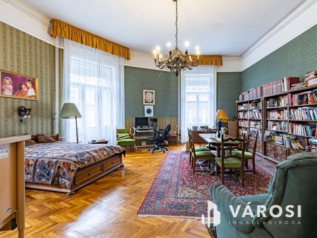 Nagy lakás a Vígszínházzal szemben a nagykörúton