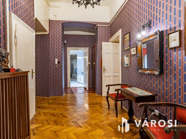 Nagy lakás a Vígszínházzal szemben a nagykörúton