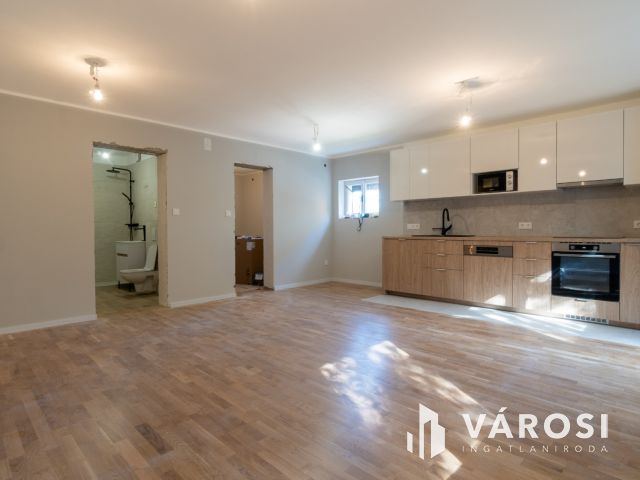 Első emeleti lakás az Aranyparton