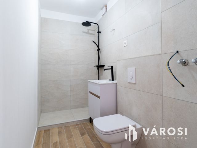 Első emeleti lakás az Aranyparton