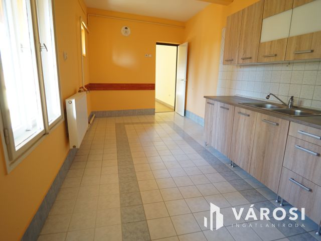 Kétgenerációs, folyamatosan karbantartott családi ház!