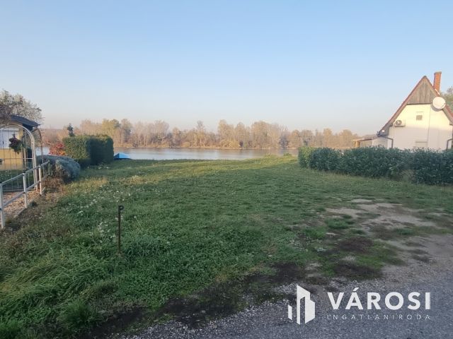 Gyékényesen közel a vízhez kis Házikó