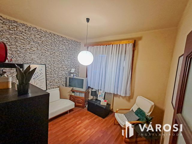 Társasházi lakás 200 m2-es kertrésszel Hatvanban!