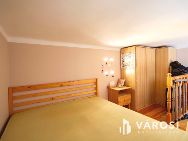 Belvárosi kuriózum lovasszoborral az ablak alatt