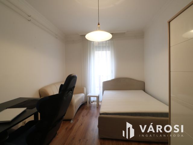 4/1. ben. 2 lakás ,1 garázs, 1 beálló !