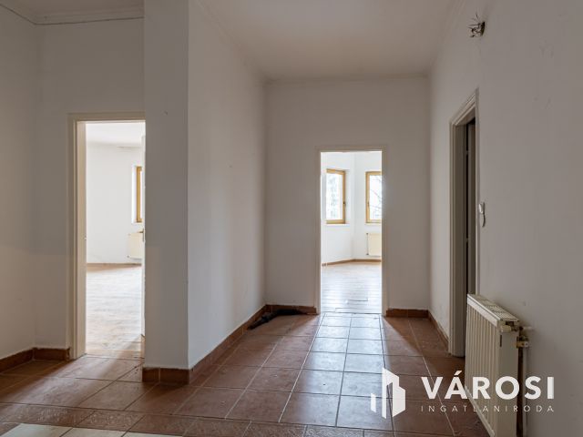 Budaörsön, sorházas beépítésű utcában, lakás eladó