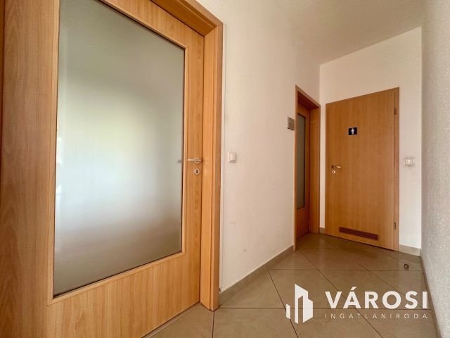 Alkotmány úton földszinti, utcai bejáratos iroda kiadó!