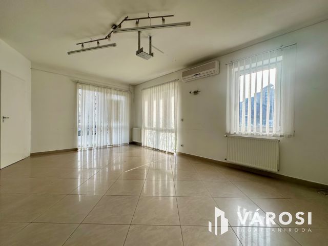 Alkotmány úton földszinti, utcai bejáratos iroda kiadó!