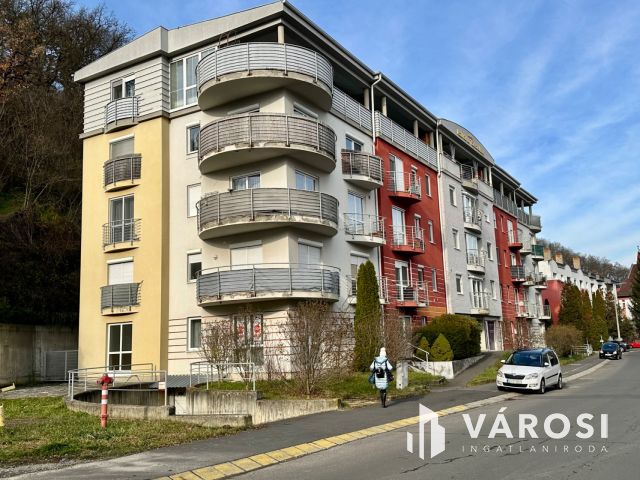 Alkotmány úton földszinti, utcai bejáratos iroda kiadó!