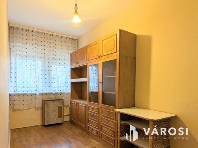 Mesterhármas: belváros, 3 szoba, erkély!