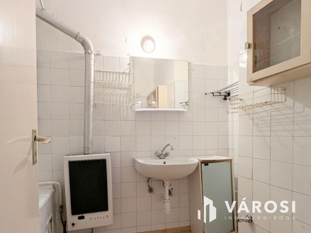 Mesterhármas: belváros, 3 szoba, erkély!