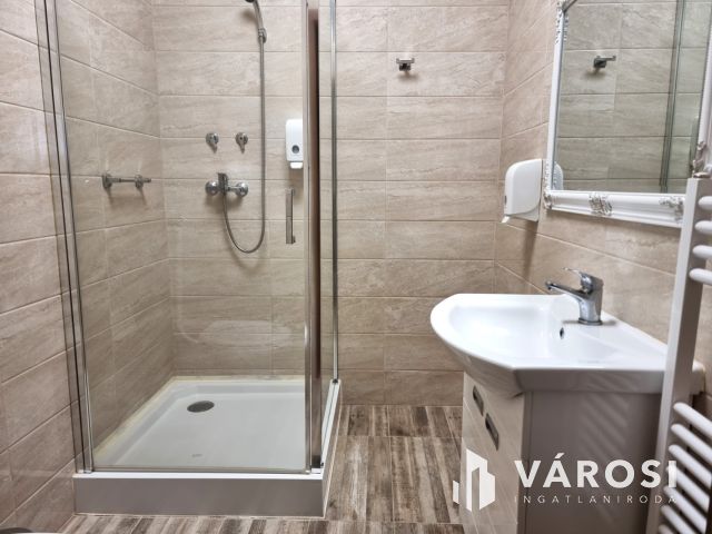 Kétszintes szállodai komplexum Békéscsaba szívében