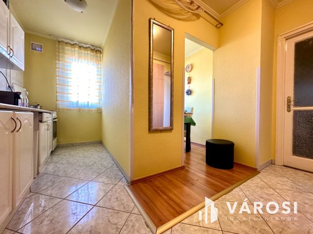 Besztercén 3. emeleti, felújított, erkélyes lakás eladó!