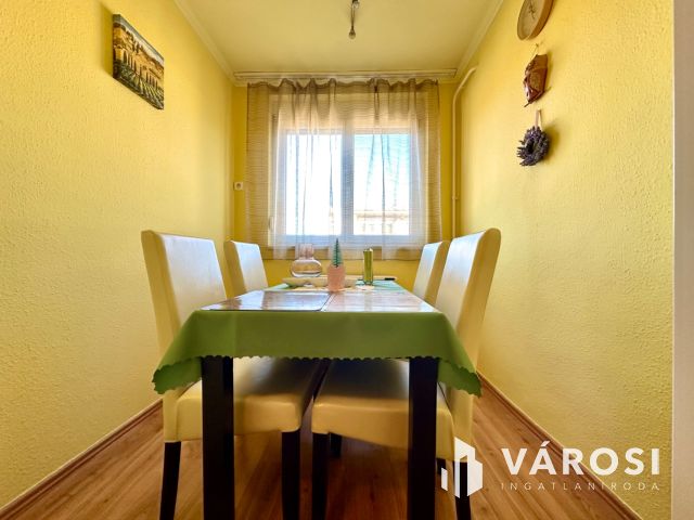 Besztercén 3. emeleti, felújított, erkélyes lakás eladó!