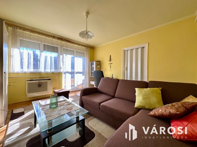 Besztercén 3. emeleti, felújított, erkélyes lakás eladó!