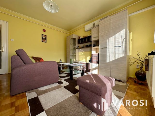 Besztercén 3. emeleti, felújított, erkélyes lakás eladó!