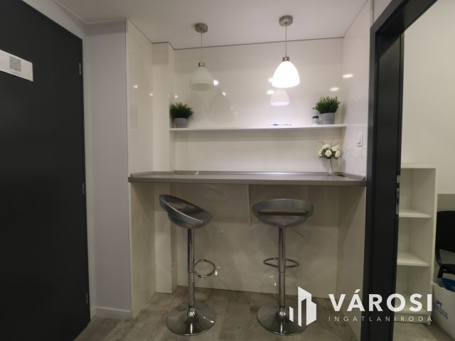 Utcafrontos,főldszinti,kirakatos szép üzlethelyiség eladó.