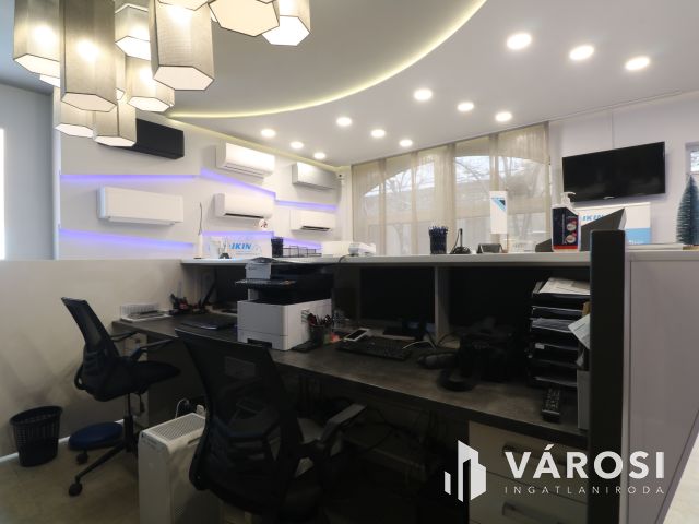 Utcafrontos,főldszinti,kirakatos szép üzlethelyiség eladó.