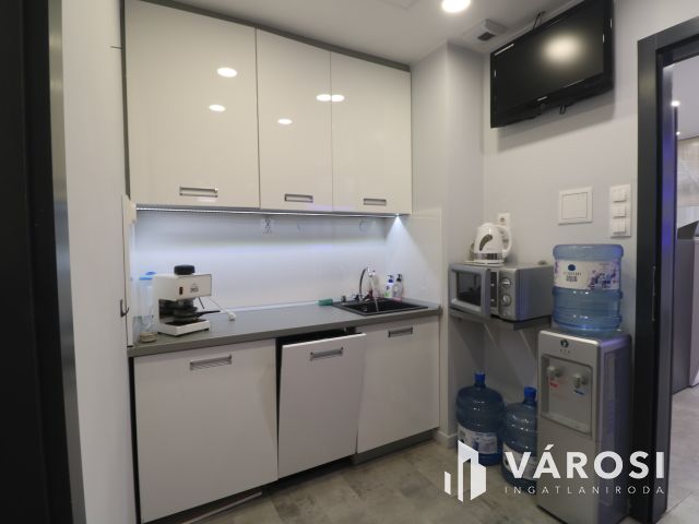 Utcafrontos,főldszinti,kirakatos szép üzlethelyiség eladó.