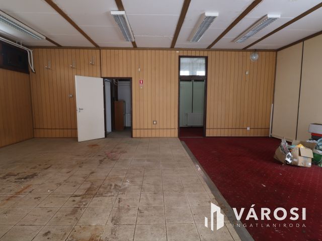 Szentmihály-telek elején üzlethelyiség, / iroda/ eladó.