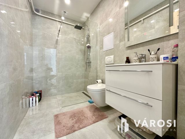 Szerpentin út felső részén felújított lakás eladó!