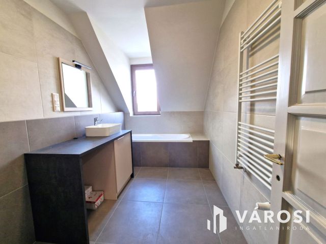 Korszerűsített Prémium Ingatlan, ÜZLET+2LAKÁS