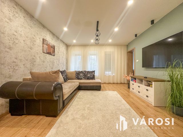 Hunyadi krt.-on felújított családi ház eladó!