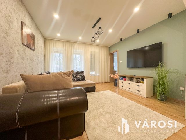 Hunyadi krt.-on felújított családi ház eladó!