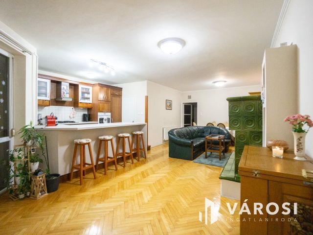 Erkélyes nagy lakás, garázs lehetőséggel a Győr belvárosában