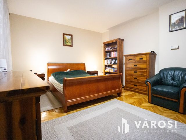 Erkélyes nagy lakás, garázs lehetőséggel a Győr belvárosában