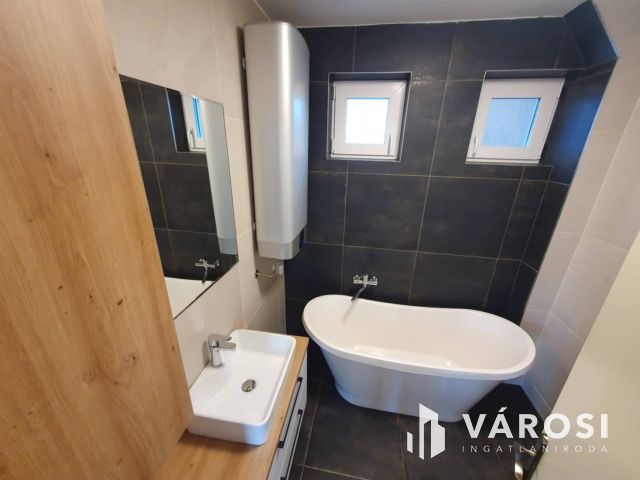 Kiváló, újszerű napelemes ikerfél Széplakon eladó