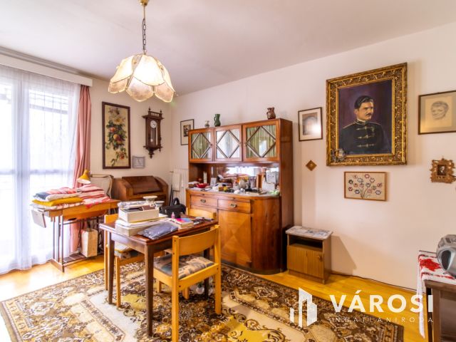 Erkélyes, világos, 2 szobás panel a Kerényi Károly utcában