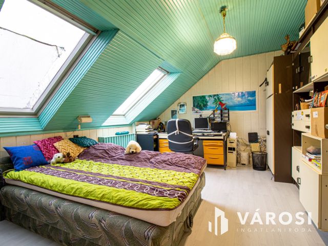 Három szintes jó állapotú családi ház dupla telken!