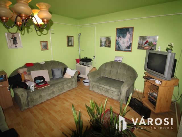 Kétszintes tégla ház, garázzsal.