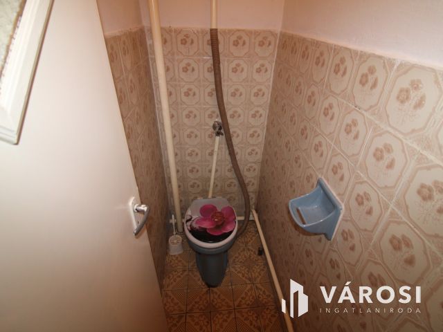 Kétszintes tégla ház, garázzsal.