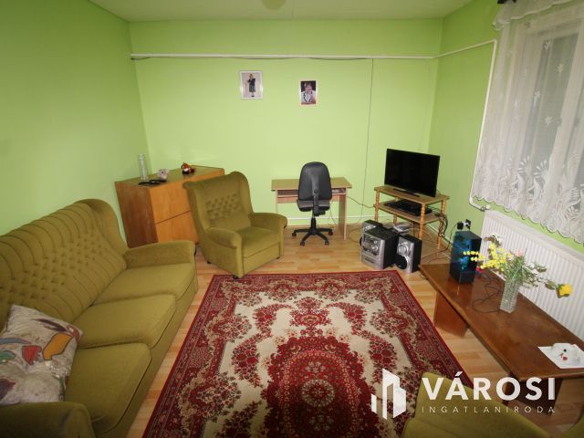 Kétszintes tégla ház, garázzsal.