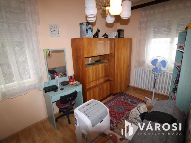 Kétszintes tégla ház, garázzsal.