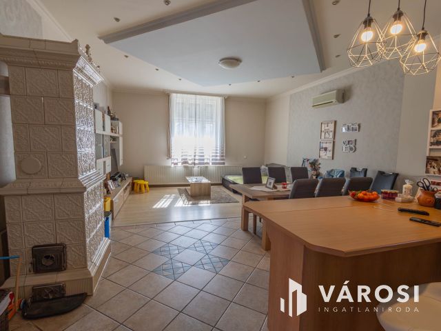 Nagy családi ház Soltvadkert belvárosában