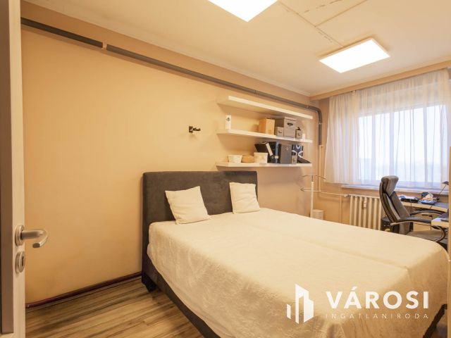 Nagy panel nagyon jó helyen!