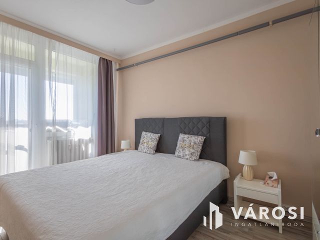 Nagy panel nagyon jó helyen!