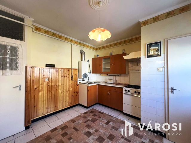 Belvárosi 2. emeleti erkélyes tégla lakás eladó