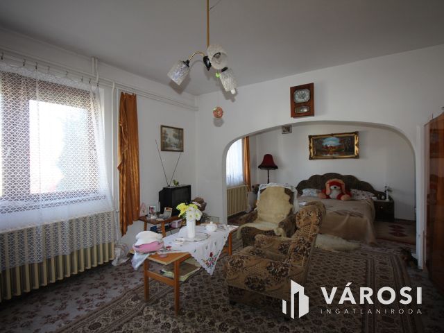 Vásárhelyen, Újvároson 6 szobás családház ajánlat.