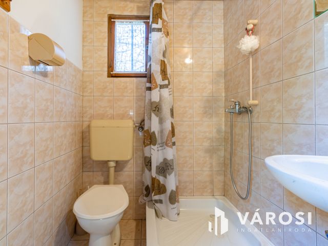 Építési telek Gödöllőn, kis faházzal