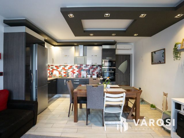 Nádorvárosban erkélyes nagy lakás, garázs lehetőséggel!