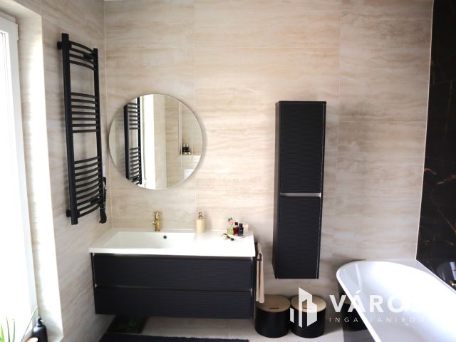 Részben panorámás luxus ikerfél Szabadifürdőn eladó