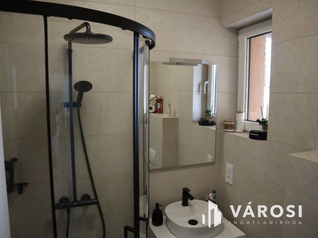 Részben panorámás luxus ikerfél Szabadifürdőn eladó