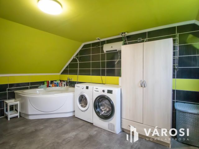 Két lakrészes 5 szobás házrész, saját kertrésszel